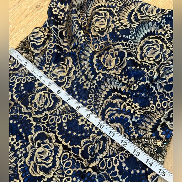 Embellished Brocade Sleeveless Sheath Dress. Blue and gold - satin lined. Size 6 - Picture 11 of 11